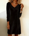 Vue détaillée d'une robe en velours noir avec un col bénitier et une texture douce - Noir
