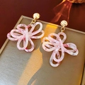 Unregelmäßige Perlenohrringe mit goldenen Knoten und Harzblüten in Marmoroptik - Rosa (S925 Silbernadel)