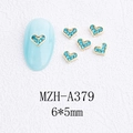 Makroaufnahme goldener herzförmiger Nagelanhänger mit blauen Strasssteinen in 6x5mm - Vollbesetzter Herzstil Mit Blauem Zirkon (A379)