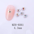 Vue macro de strass pour ongles en cristal AB de 4,3 mm disposés en forme de trèfle - Style Fleur à Trois Pétales (9261)