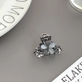 Detailopname van een vintage mini haarklem met opaalbloemen en schitterende steentjes - 3,5 cm bloem mini klauw