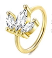 Gedetailleerde weergave van gouden neusring met drie marquise geslepen zirkonia steentjes - Kroon Lotus Ontwerp / Goud