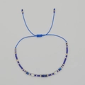 Handgefertigtes böhmisches verstellbares blaues Perlenarmband mit goldenen Akzenten - Dunkelblau