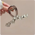 Pinza para el pelo de acrílico gris topo translúcido con corazones blancos perlados - Clip Beige De Cinco Corazones N.° 3