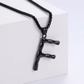 Vista dettagliata della collana con pendente lettera F in finitura metallo nero lucido - Lettera F (Nero Con Catena)