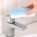 Blauwe ergonomische schrobborstel met stijve witte borstelharen voor veelzijdige huishoudelijke klus - Voetvorm Borstel / Noords Blauw