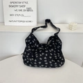 Gros plan du sac bandoulière en toile avec un motif de petites fleurs noir et blanc - Noir Floral