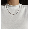 Minimalistische silberne Halskette mit dunkelgrauem Perlenanhänger am Modell - Schwarze Künstliche Perle