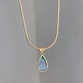 Dettaglio di una catena a serpente dorata con pendente a goccia blu per donna - Goccia d'acqua Blu / Catena d'oro