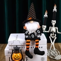 Nahaufnahme von Halloween-Gnom mit Hexenhut und BOO-Fahne auf grünem Samt - Zauberer Männlicher Stil (Schwarz Gelber Punkthut - BOO Flagge)