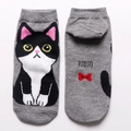 Graue Baumwollsocken mit süßem Cartoon-Katzenmotiv und roter Fliege für Damen - Schwarz-Weiß-Katzenmuster (A04)