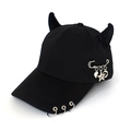 Cappello da baseball nero con corna da diavolo, anelli metallici e ciondoli punk cuore - Spilla da Balia Cuore Nero