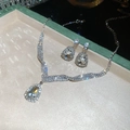 Dettaglio del set collana e orecchini con cristalli a goccia in una scatola regalo - Set Bianco