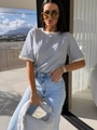 Détail du t-shirt à rayures bleues et blanches avec jean en denim et sac tressé dehors - S / Rayures bleues et blanches