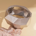 Detailansicht silberner geometrischer Armreif mit strahlentexturierter Metalloberfläche - Facettiertes Radialmuster (Silber) / Silber