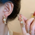 Boucles d'oreilles poisson en or avec motifs planète et détails perles pour femme - Style Saturne et Poisson (124) / Or