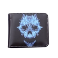 Herrenbrieftasche in Schwarz mit blauem Frost-Totenkopf-Druck und weißen Nähten - Vertikaler Wasser-Totenkopf-Stil