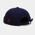 Dettaglio del berretto miki blu scuro con ricamo a cuore rosso e fibbia metallica - Regolabile / Blu Navy con Cuore Rosso