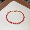 Vista macro de pulsera de oro con rubíes 18k sobre un joyero de cuero de alta calidad - Oro-Circón en Rombo Rojo