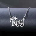 Collier en acier inoxydable argenté avec pendentif King sur un fond texturé sombre - Style King Couronne (XL227)