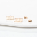 Nahaufnahme der gotischen 999 Ohrstecker in Roségold mit Schmetterlingsverschluss für Damen - 999 Roségold