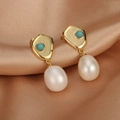 Dettaglio di orecchini placcati oro 18K con perle a goccia e pietra turchese su seta - ER1510-A Turchese Perla a Goccia
