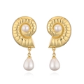 Detalle de pendientes vintage de concha dorada con perlas blancas y texturas en espiral - Estilo Perla de Concha / Dorado