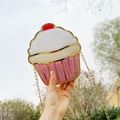 Rosa Cupcake-Umhängetasche mit Kettengurt, Kirsch-Detail und goldener Verzierung - Cupcake