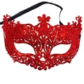 Detailansicht einer roten venezianischen Pailletten-Maske mit schwarzen Bändern auf Weiß - Rot