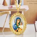 Détail d'un pendentif ovale doré avec une image de la Vierge Marie et de Jésus - Style 2 (p2661)