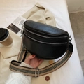 Bolso media luna negro de cuero granulado con correa de rayas y cremalleras plateadas - Negro