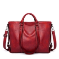 Borsa tote in pelle rossa classica con manico e tracolla regolabile su sfondo bianco puro - Borgogna