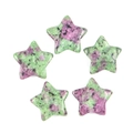 Primo piano di cinque pietre di rubino in zoisite a forma di stella con trama naturale - Rubino Zoisite