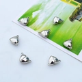Primer plano de cierres magnéticos en forma de corazón en plata pulida para crear joyería - Blanco K/Plata