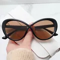 Occhiali da sole cat-eye con montatura incrociata nera e lenti color ambra scuro - Montatura Nera Lenti Tè