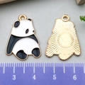 Ciondolo a forma di panda in smalto dorato con righello per mostrare la misura - Panda Seduto Intontito