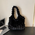 Schicke schwarze Plüschtasche mit vertikalen Streifen und flauschigem Griff für Winter - Schwarz / Einheitsgröße