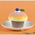 Detailansicht eines PU-Mushroom-Cupcake-Kühlschrankmagnets mit Beere auf weißem Teller - Blaubeer-Kuchen