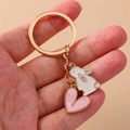 Goldener Schlüsselanhänger mit weißem Kaninchen und rosa Herz für Rucksackdeko - Herz Hase
