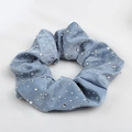 Elegante elastico in raso blu con strass scintillanti su sfondo bianco puro - Raso con Strass / Blu