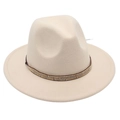 Détail d'un chapeau Fedora en laine beige avec garniture de perles dorées et argentées - Blanc Cassé