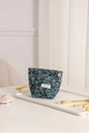 Detalle de neceser jacquard floral con cremallera dorada y colgante en forma de flor - Verde Pequeño