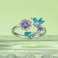 Anello regolabile in argento S925 con colibrì e fiore viola sfumato con pietre - Anello Regolabile Colibrì Fiore (BSR536-E)
