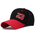 Cappellino da baseball bicolore nero e rosso con numero 23 ricamato sulla parte anteriore - Ricamo Laterale 23 Tesa Rossa Corona Nera
