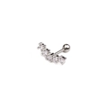 Dettaglio dell'orecchino a vite in argento con 5 zirconi curvi per la cartilagine - Stile Arco a 5 Pietre (14#)