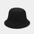 Detalle de gorro de pescador acolchado negro con costuras de diamante y textura suave - M (56-58cm) / Negro