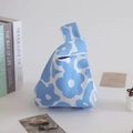 Detalle de bolso tote de punto azul y blanco con estampado de flores y asa anudada - Flor Azul (excluyendo Otros Colores) [16*28] / 16*28