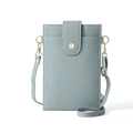 Detailaufnahme der graublauen Handytasche mit Litschi-Maserung und goldener Schnalle - Hellblau