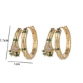 Detalle de pendientes de oro con circonitas verdes y claras, medidas de 1,7 cm y 1 cm - Estilo Acento Verde Escama de Serpiente (O)