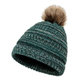 Detalle del tejido de punto verde oscuro y pompón de piel sintética en el gorro de invierno - Verde